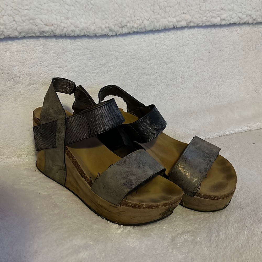 Woman’s Size 9 OTBT 3in wedges (silver, charcoal)